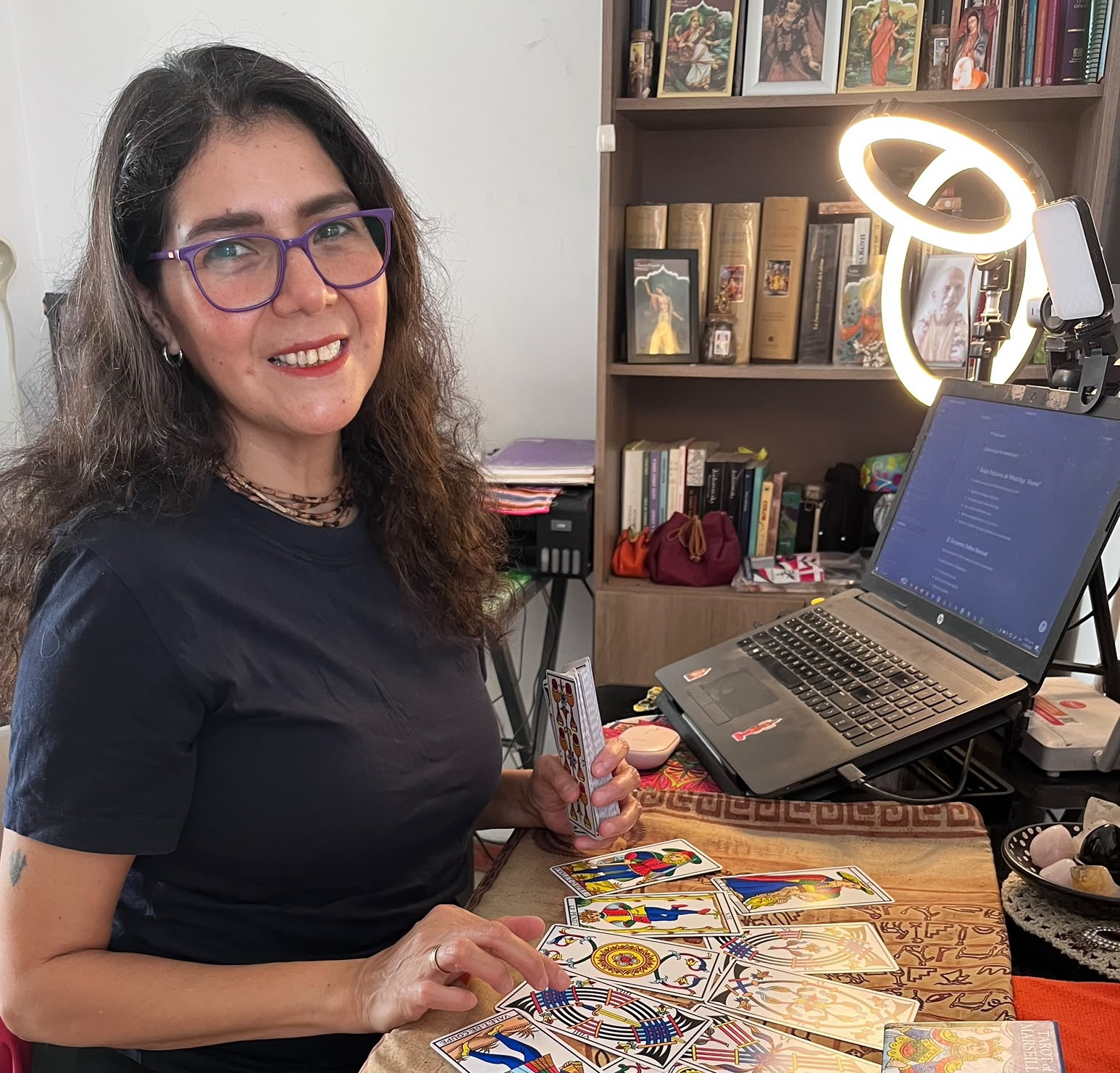 Fiorella Torres en su espacio de tarot